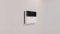 En la imagen se ve el mando blanco con una pantalla negra colgado de la pared.