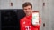 La imagen muestra a Thomas Müller con el smartphone en la mano delante del Vitocal 
