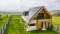 La imagen muestra una casa con colectores solares.