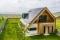 La imagen muestra una casa con colectores solares.