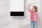Vitodens a prueba de futuro - la imagen muestra a una niña junto a un Viessmann Vitodens