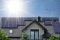 La imagen muestra los colectores de una vivienda como símbolo de la combinación de bomba de calor y energía solar térmica.