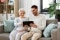La imagen muestra a una mujer mayor y a un hombre joven en un sofá, mirando juntos una tableta, como símbolo de lo sencillo que es buscar con el buscador de productos Viessmann.