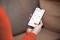 La imagen muestra una mano con un smartphone y la app ViCare abierta para mostrar el control del TAC Vitoair a través de la app