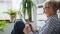 La imagen muestra a una mujer con canas y una tableta en las manos como símbolo del control de los componentes ViCare de Viessmann a través de una app.