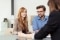 La imagen muestra a un hombre y una mujer en situación de consulta como ejemplo típico de consulta en Viessmann.