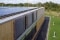 Un edificio con paneles solares en el tejado plano y la fachada