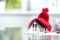 La imagen muestra la maqueta de una casa con un sombrero rojo.
